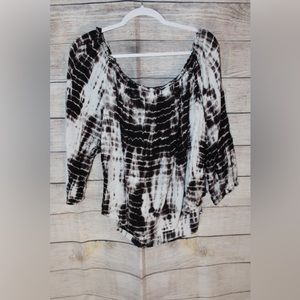 Black-and-white long sleeve shirt a 2X Knox rose